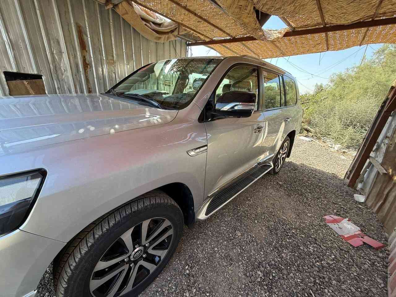 *للبيع تويوتا لاندكروزر 2017 GXR V6 4.0L* 
وارد بحريني                كفاله عامه
*المواصفات:*
- الموديل: 2017 
- الفئة: GXR V6 4.0L 
- المحرك: 6 سلندر 4.0 دبل چويتر 
- القير: أوتوماتيك 5 سرعات
- الدفع: رباعي 4WD + دبل
- العداد: 74000 كم
رقم اربيل تحويل بأي وقت يعجبك 
*السعر المطلوب: 50000$ يعني 5 دفاتر و قابل للتفاوض 
*المكان: النجف / الكوفه 

*للتواصل:* *********** / ***********

السيارة كفاله عامه
