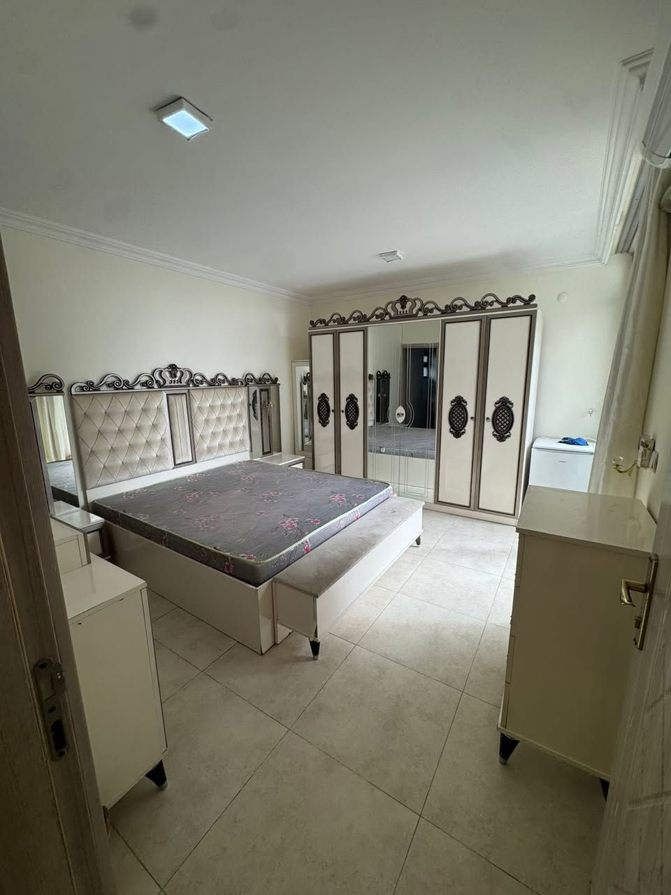 للايجار في السيديه طابق رابع
منشور رقم (577)

🌐شقة مؤثثة طابق رابع مجمع المحبة السكني

🌐مساحة 146متر  

💠٢ نوم

💠صاله

💠مطبخ +مجهزة مطبخ تركي

💠وخدمات عدد 2

بدل الايجار مليون وربع 

📍موقع : السيديه -  

⚜️للاستفسار ولتواصل الاتصال ع ارقام

***********
‎ او زيارة موقع المكتب الكائن السيدية شارع الظباط قرب مجمع السفير
