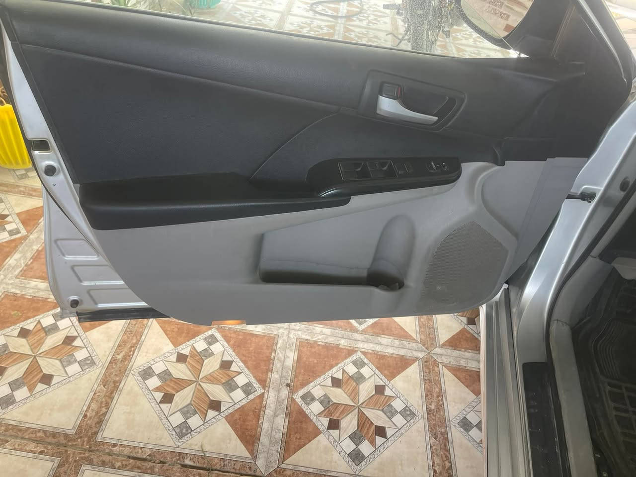 سلام عليكم للبيع كامري /موديل/12/ سعر105 /مكان/رمادي/مريكيه كلين  بس شويه صبغ بلا عراق /***********
