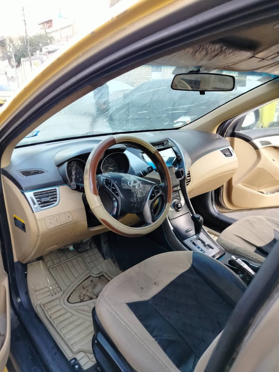 انترة 13 لبيع  الشواصي والغود وكير مكفوله بيه ضربه باب الايمن مصلح وبعض الملاحظات المحرك خابط مي ودهن السعر 85 بيه مجال بسيط...السيارة باسمي مصفره هيئه بدون غرامات مروريه ...***********
