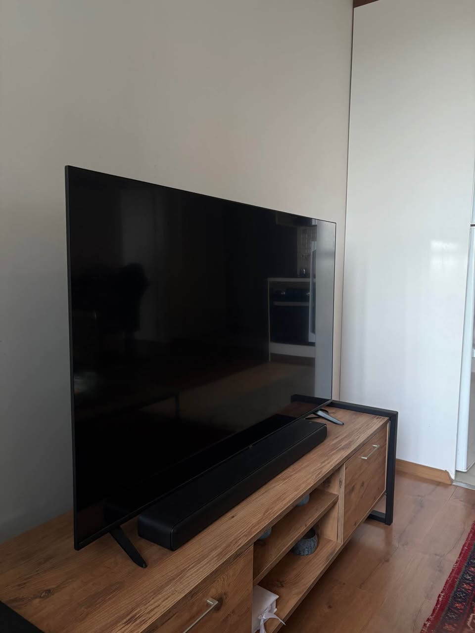 غرفة جلوس كاملة تشمل
كنبة زاوية (L Shape Sofa)
كرسي
طاولة وسط
طاولة تلفزيون
براد (ثلاجة)
تلفزيون
مكتب
سرير حجم كينغ مع المرتبة
للمهتمين، الرجاء التواصل على الرقم

*********** أربيل, العراق
