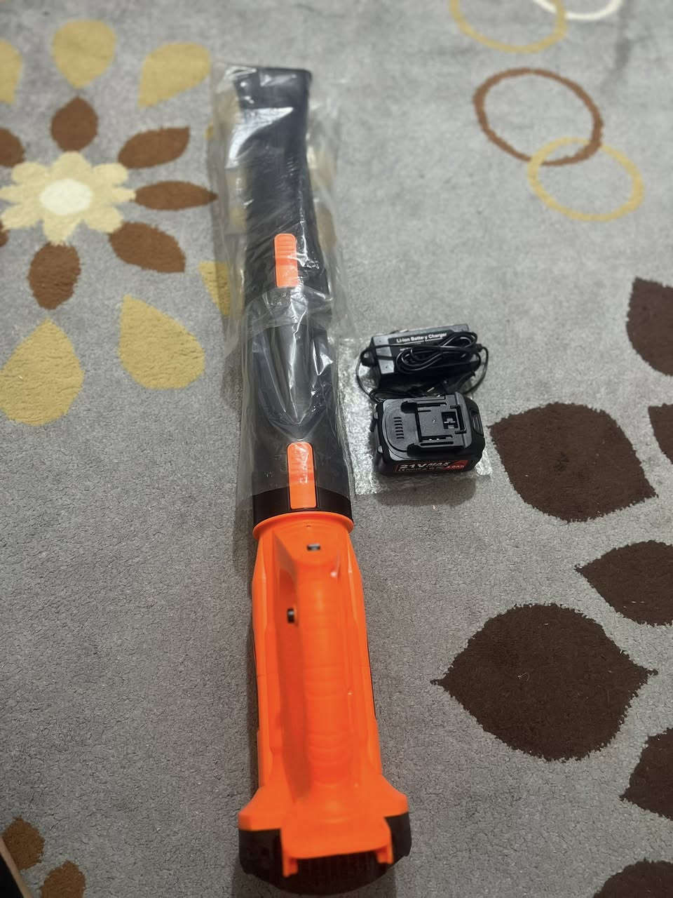 السلام عليكم اخوتي
بلور هواء حجم جدا جبير وياه بطارية 21v وشاحنة
طبعا دفع الهوه بي كلششش قوي وبعد اكثر من هالمسافة يووصل بهواي
كلشي واضح بالفديو اعلى سعر
