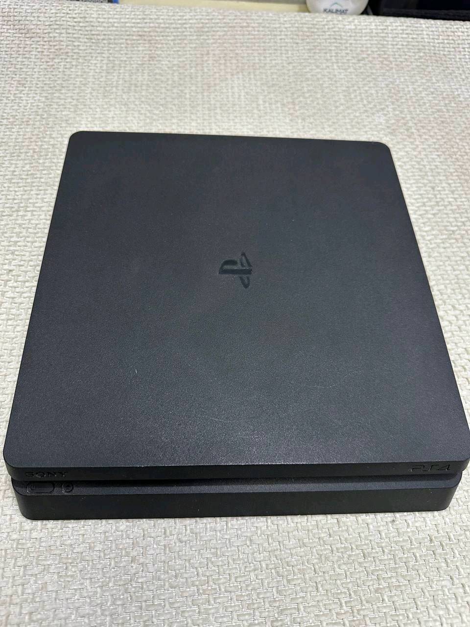 بلي 4 للبيع 
نضيف مستعمل قليل 
ما مفتوح ولا داخل تصليح 
ذاكره 500
نظام 12:52
2 جوستك اصلي
مع الوايرات
قرص فيفا 23
قرص كود اوف ديوتي بلاك اوبس 3 
 للتواصل خاص 
او على الواتساب ***********