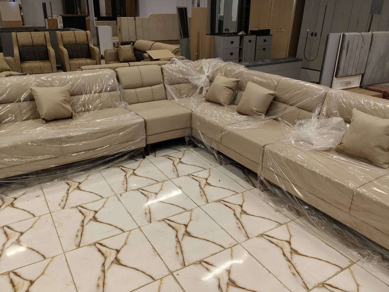 يتوفر ديوان عراقي شغل ممتاز جميع اجزاء هيكل التخم بلوك اسفنج مميز قماش كتان تركي بلونين الرصاصي والبيج متوفر الآن في معرض الشركه الكائن طريق رفاعي نصر مجاور جامعة اوما الاهليه للاستفسار اكثر يرجى الاتصال على الارقام التاليه 
***********
*********** واتس فايبر تلگرام 
الشد والنقل داخل محافظة ذي قار مجانا
