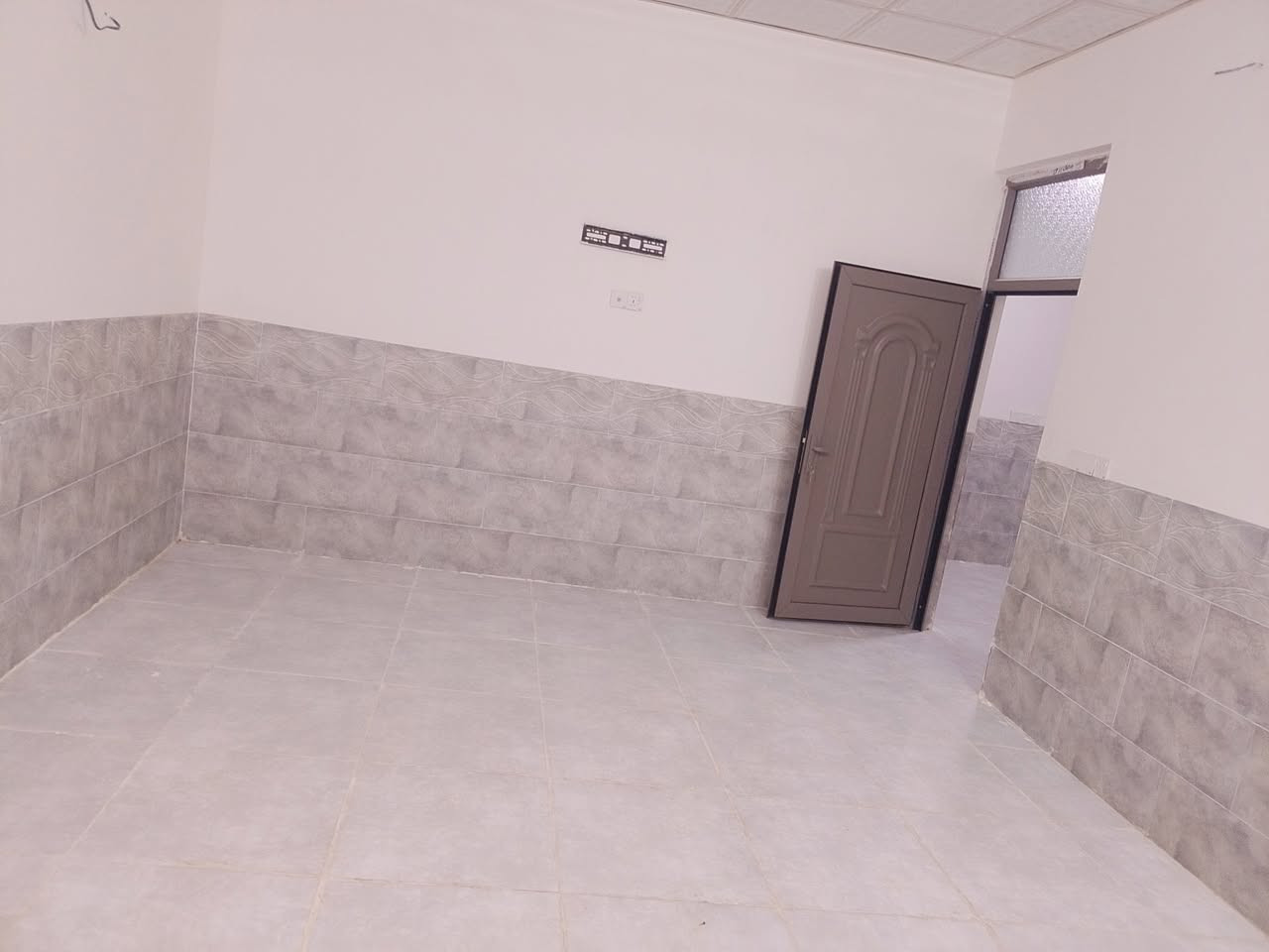 السلام عليكم ورحمه الله وبركاته بيت للايجار بناءحديث البيت طابقين موقعه الرحمه قرب محلات حجي رافد البيت ركن متكامل من كل الصفات ***********
