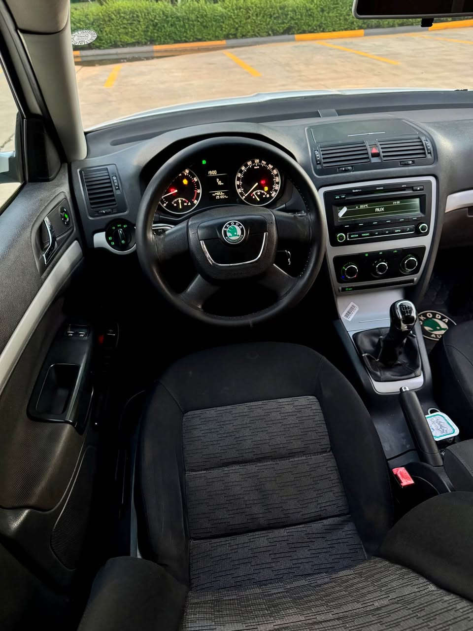 skoda octavia  2013  
گێڕ عادی 
مەکینە.  16  بیلاد 
گێڕ و مەکینەی بەشەرت 
تەحویل و غرامەی بەشەرت 
بێ بۆیاخ  
تەنها یەک پەڵە ساردی هەیە 
سەیارەکە زۆر تازەیە هەموو گیانی بەشەرت 
نرخ :  $93  گەڵا  💵💵
شوێن : سلێمانی 
ژم: *********** السليمانية, العراق
