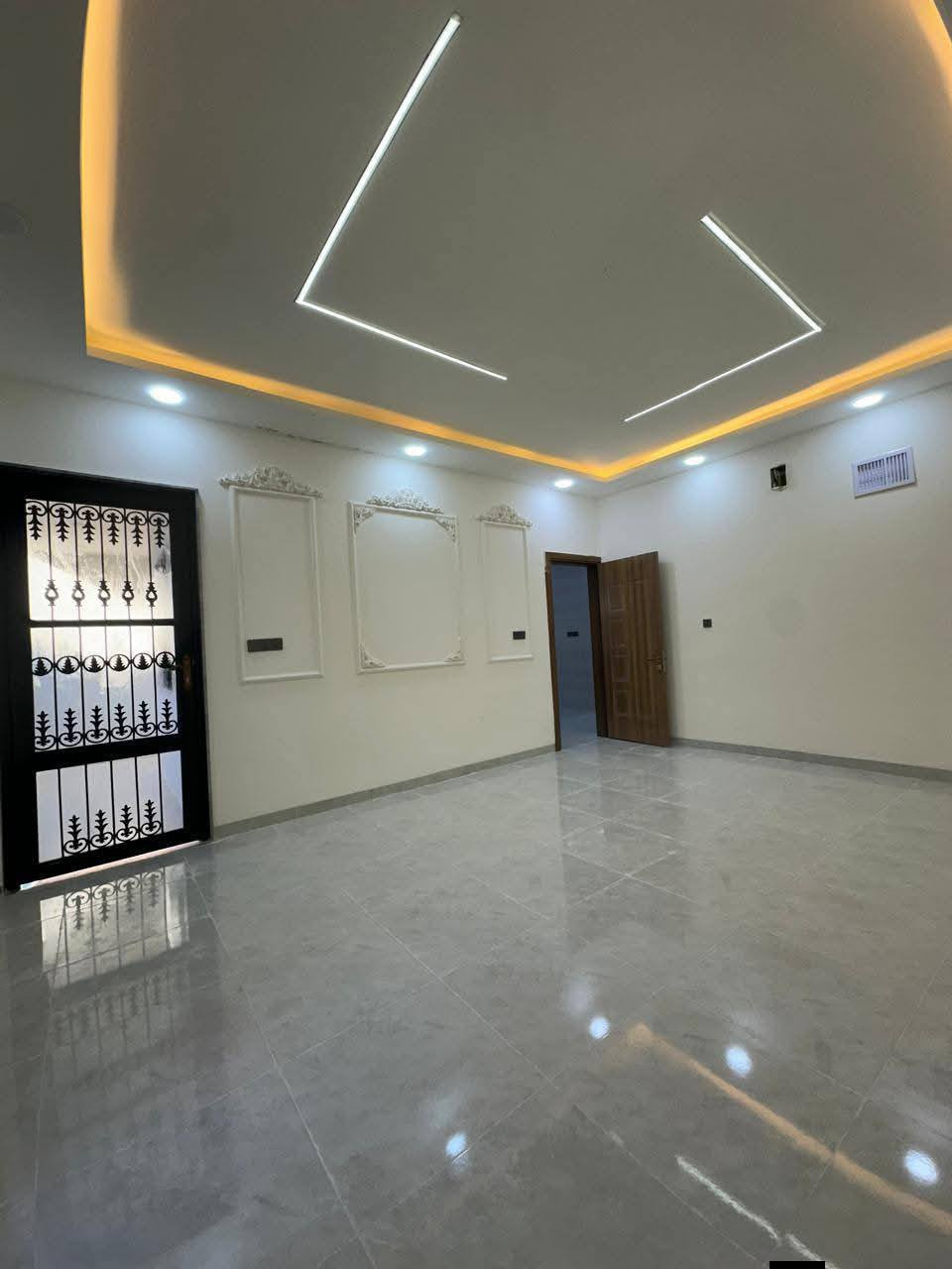 دار للبيع في حي الملايين الاولى 
مساحه الدار 150م 
يحتوي الدار على 5 غرف نوم ومطبخ وصحيات واستقبال وهول 
موقع الدار قرب مخازن السيراميك 
صنف الدار بستان ملك صرف 
* لمعرفه السعر أكتب تم 
أو مراجعه مكتب مدخل حي الملايين الاولى مكتب أرض التميز للبناء والعقار
اي استفسار يرجى مراسلة الصفحة او الاتصال ع الارقام المذكورة⬇️⬇️
***********
***********
