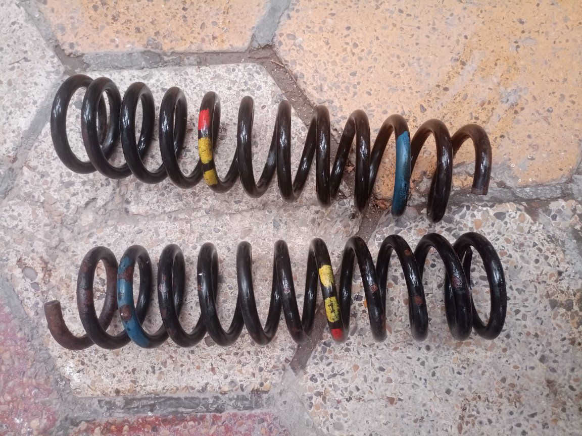 السلام عليكم 
لويات دب 4سلندر للبيع مال كصه 
سداسيه كوبلن دب 4سلندر
اسطاب اكسل ام عيون ايسر 
شاشة ام عيون شغاله كامله 
عينة دب محرك 4بدون رون ساعه 
***********
