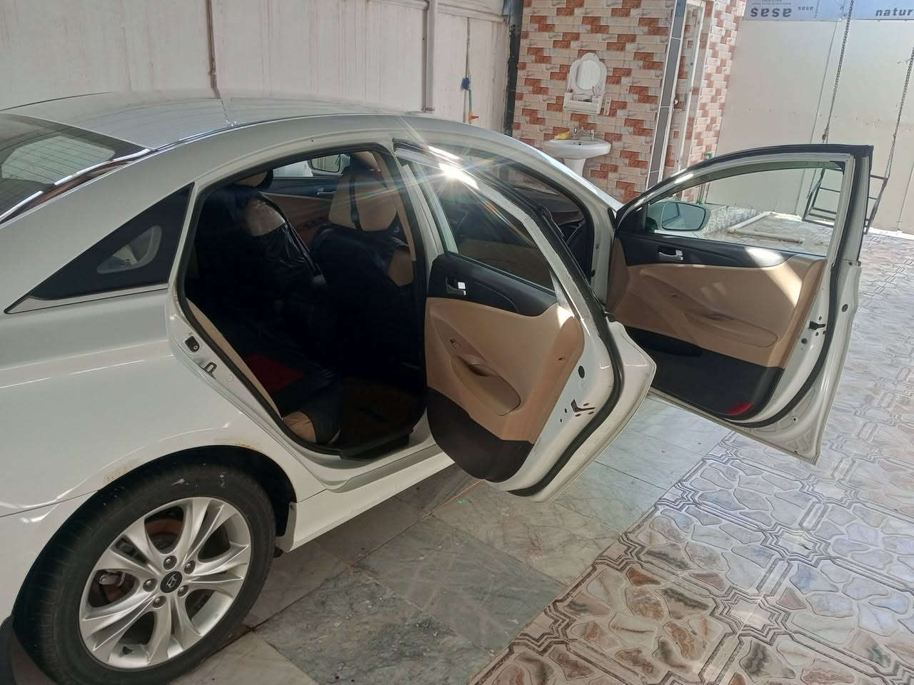سلام عليكم ....تحياتي للجميع
هيونداي سوناتا..خليجي 2011 
                                             Hyundai..Sonata2011
 موديل.2011 خليجي 
لون ابيض صدفي
.محرك 2400
تحكم ستيرن جهتين
نظام ECO
حساس خلفي  
كير أتو +سپورت عادي
اشاير مري جانبي
مري جانبي شفط
سياره خليجي بيه باب سائق مبدل+ قطعه صغيره بارد ..كير محرك شرط الفحص ..تايرات صدر كل جديد ، السيارة امتلكها منذ سنة 2019 . سيارة خاصة للبيت فقط.
رقم  بصرة سنويه لغايه 2027 شرط وكاله تحويل غرامات
سعر  120
مكان سياره/بصره  ، القرنه ، بني منصور/استفسار اكثر اتصال على الرقم ***********
