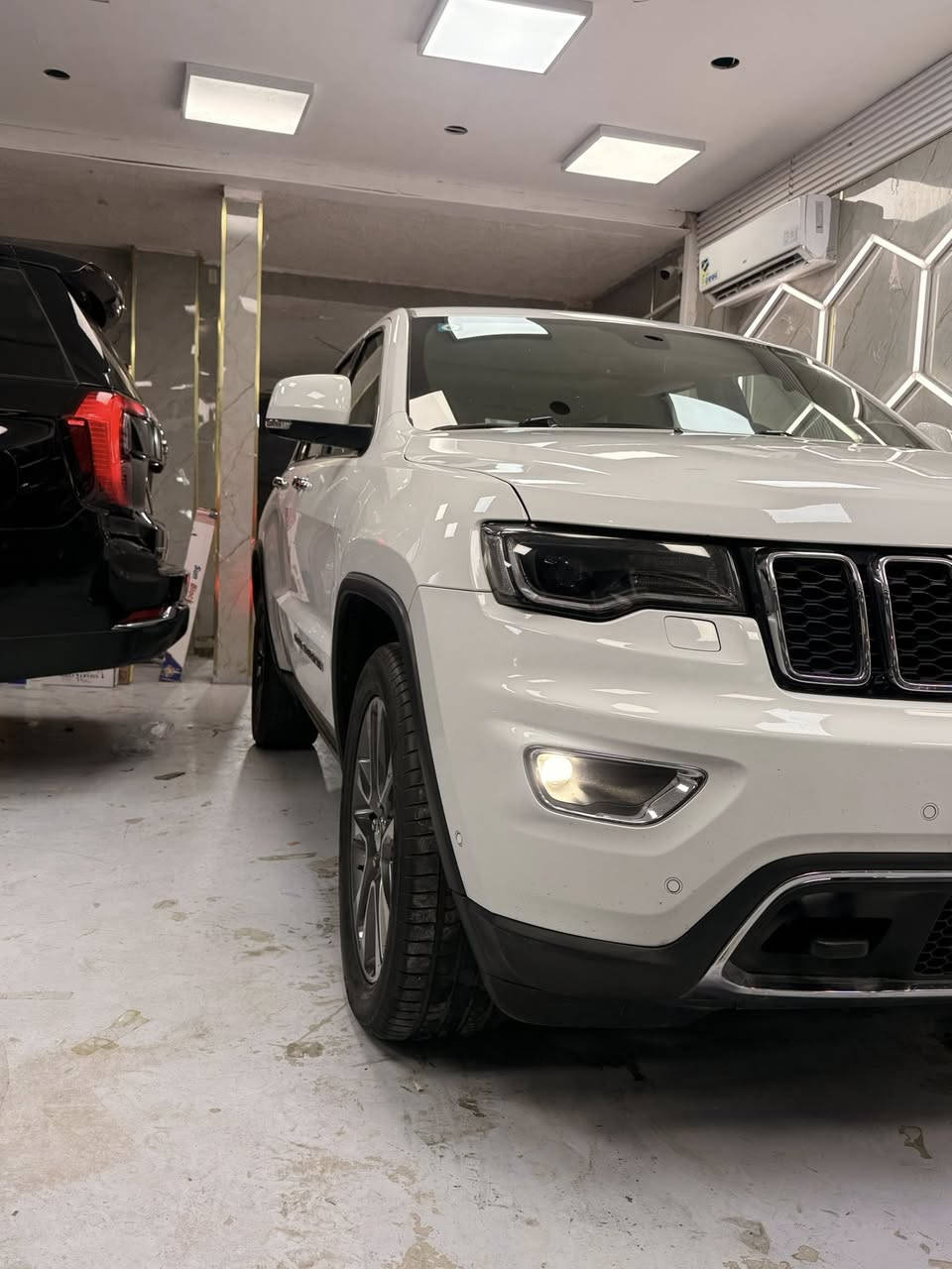 اللهم صلي على محمد وآل محمد
للبيع فقط 
لمتد بلاص فول
2018 وكالة مكفوله من الصبغ والتبديل 
ماشيه 80,000km
بانوراما
كشنات جلد حار بارد
رادار جانبي
حساس امامي وخلفي
ثلث شاشات
فور ويل4*4
الصندوق الخلفي كهربائي
كشنات خزن ميموري
شتيرن كهربائي
اطفاء ذاتي عند التوقف
شفتات ستيرن 
داخل عسلي زيرو جديد مغلف
غراض الشركه موجوده العده والسماعات والارضيات 
دبل بصمه عدد2
السياره بيهه سونرات عدد2 يعني مفحوصه  وجاهزه
رقم بغداد تحويل مباشر باسمي
هزه جديده ✌🏻
***********
مكاني بغداد السيديه
الشراي يتصل ويعرف السعر حالي حال السوك❤️
اذا معجبتك صلي على محمد ولتغثني ❤️
