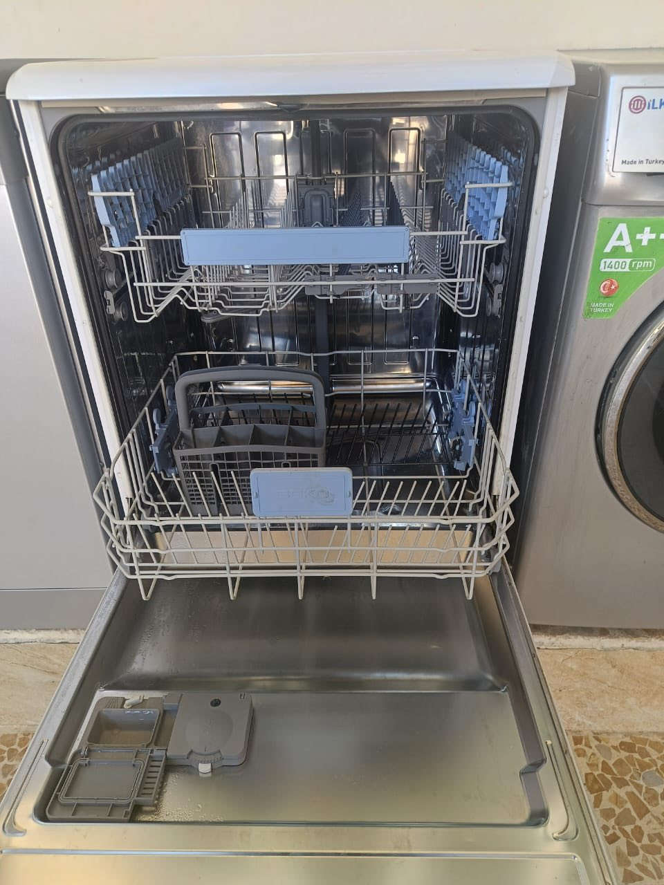 غسالة مواعين للبيع
١٥٠ الف 

حي الانتصار شارع 60. اول فرع بعد السيطره عاليسار من يم الحصو والرمل قرب الصناعة 
***********
***********
