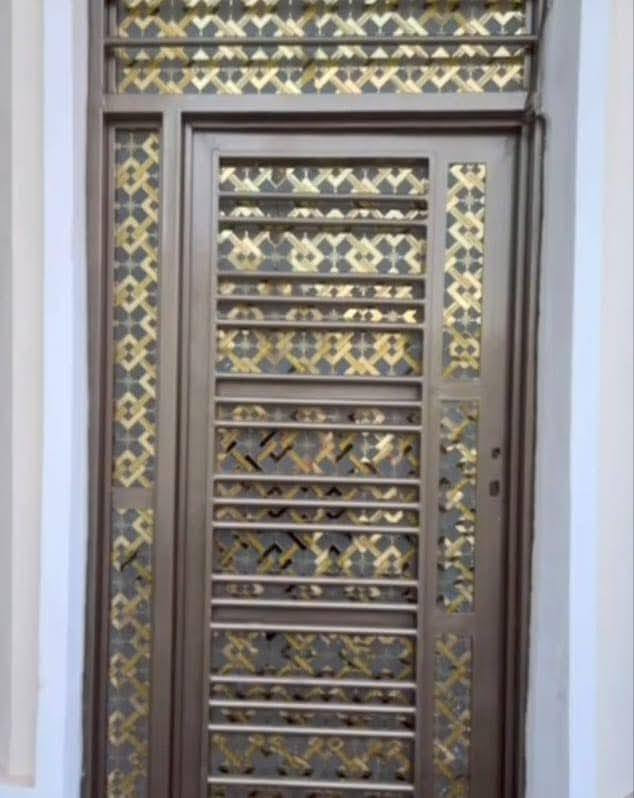 السلام عليكم اشتغل صباغ حديد بويه شبابيك بيبان القطعه ع 25 صبغ باب لحوش 30 وتنظيف  مكان العمل صلاح الدین تکریت ***********

