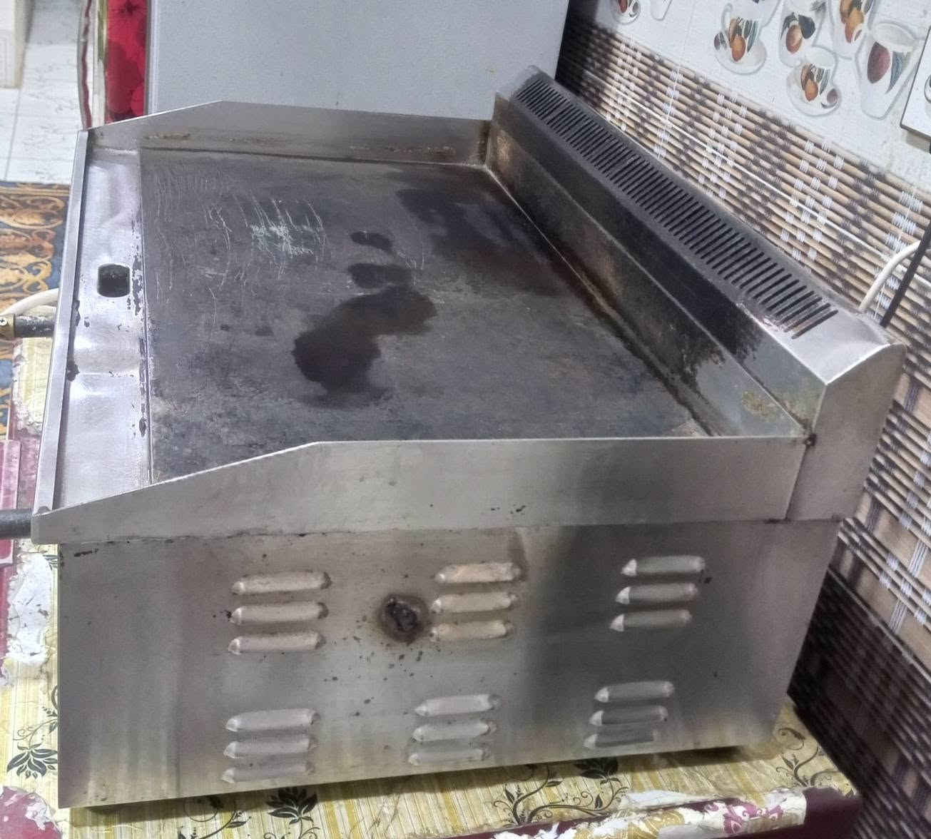 شوايه هبركر  هيه وميزهه سلستيل نضيفه وبراد ستيل البيع *********** القبله
