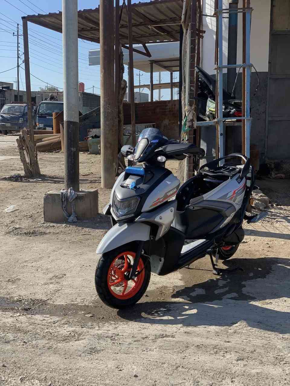 سلام عليكم ZR 2025 ماشية 2000 الدراجة جديدة وكيل رحمان قبل 5اشهر  طلعتها كاملا درع امامي خلفي جاملغ تاير خلفي ستان موبايل ودوسة صفح يعني كاملا للخير حتا سيمها مامشلوع السعر 2350 وبيها مجال بسيط ***********
