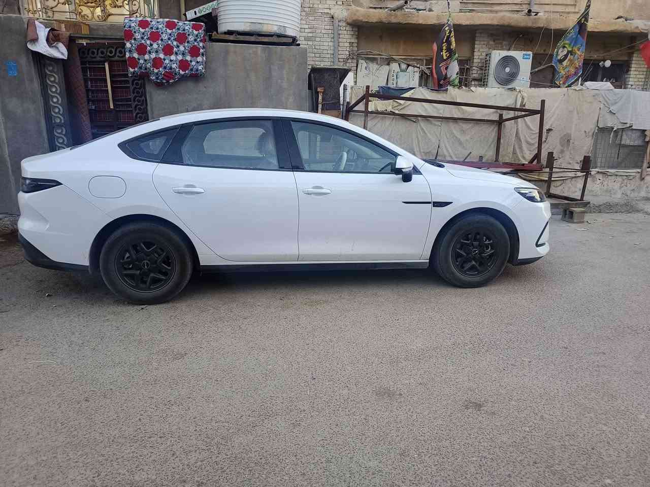 بي واي دي موديل 25
سيارة كفالة عامة بعدهي بريحة وكالة ما عدة ضربة بالصندوق خفيفة كما موضح بالصورة 
ماشية 4000 فقط سيارة زيرو
كارت دخول ذكي 
شاحن 16 امبير 
رقم اربيل 
مكان البصرة 
سعر 122 وبي مجال شي بسيط
رقم تليفون ***********

