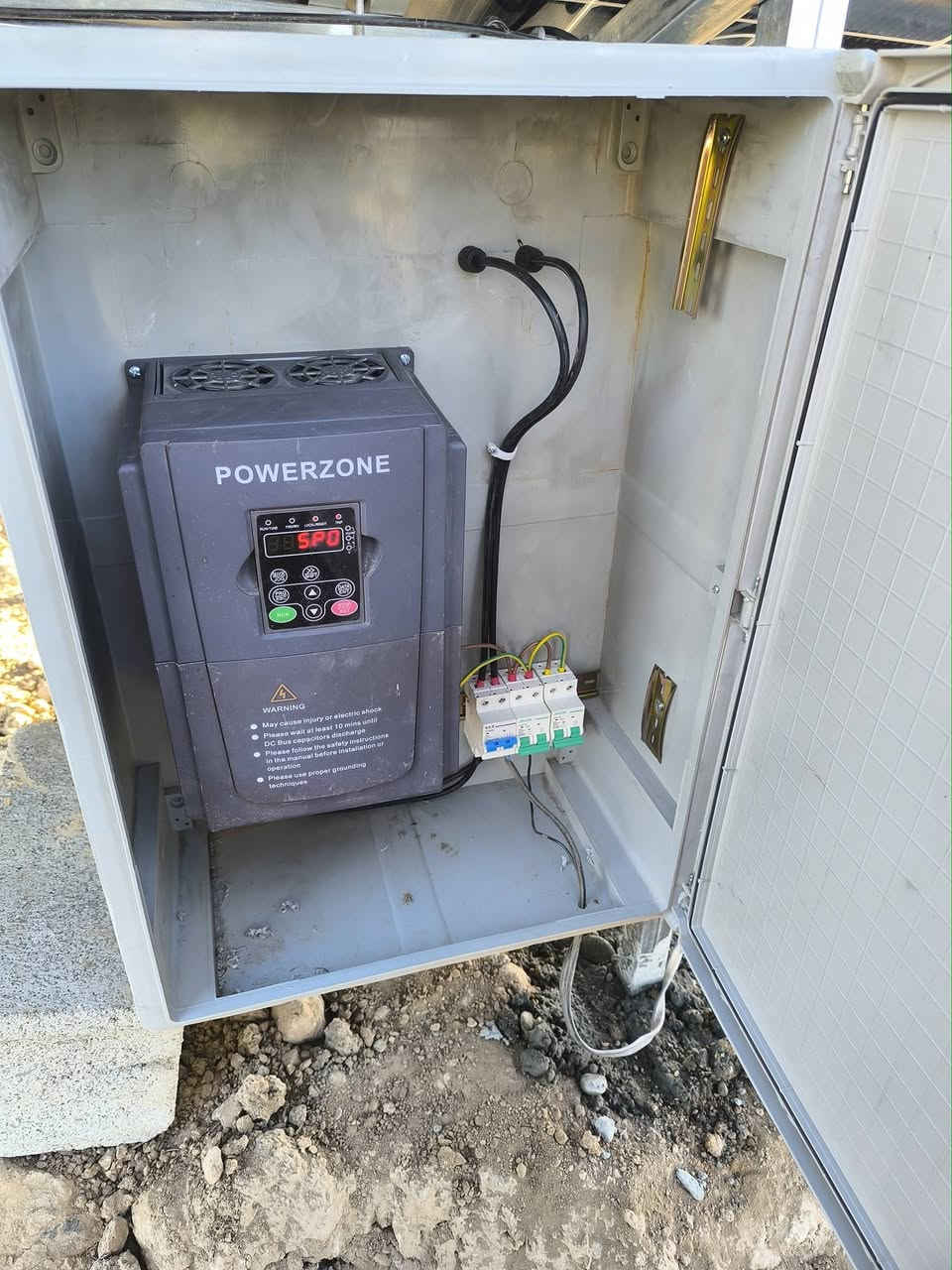 تم بحمد لله تجهيز و تنفيذ منظومة زراعي
للاخ حسين الأحمد الداود 
مكونات المنظومة 7 الواح فلاديليفيا 600 واط ضمان 15 سنة 
و انفيرتر 7.5 كيلو باور زون ضمان سنة 
غطاس 2 حصان و على عمق 40 متر 
مكتب اكرم المحسن للطاقة الشمسية 
مستعدون لتجهيز و تنفيذ المنظومات الزراعية و المنزلية 
للحجز و الاستفسار زوروا مكتبنا العباسي الشارع العام مدخل الشلالة محلات ضرغام الصكر 
***********
***********
