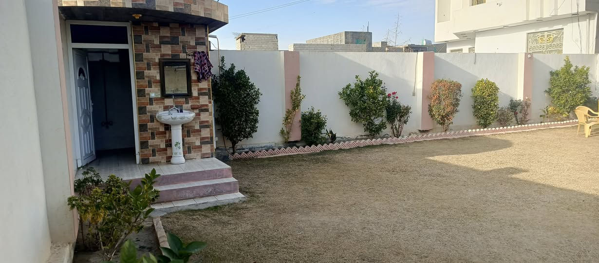 السلام عليكم ورحمه الله وبركاته اخواني الاعزاء يوجد بيت للبيع في منطقه البومحل  مساحة الكليه 500 متر طابو باسم زوجه  صاحب البيت حالياً  صالح للتحويل 
يتكون من غرفتين الاولى 6 طول 4 عرض 
والثانيه 5طول4 عرض  مع الاستقبال طول 7 متر مع العرض 5 متر  مع حمام داخلي وخارجي  مع صاله مع الكراج مع مطبخ خارجي صغير مع مطبخ داخلي    . والحديقه 275 متر   السعر (120مليون) وبي مجال 
يتوفر خط ماء وكهرباء  للاستفسار اكثر الاتصال على الرقم صاحب البيت  مكلف  بلنشر 

(‏‪***********‬‏)
