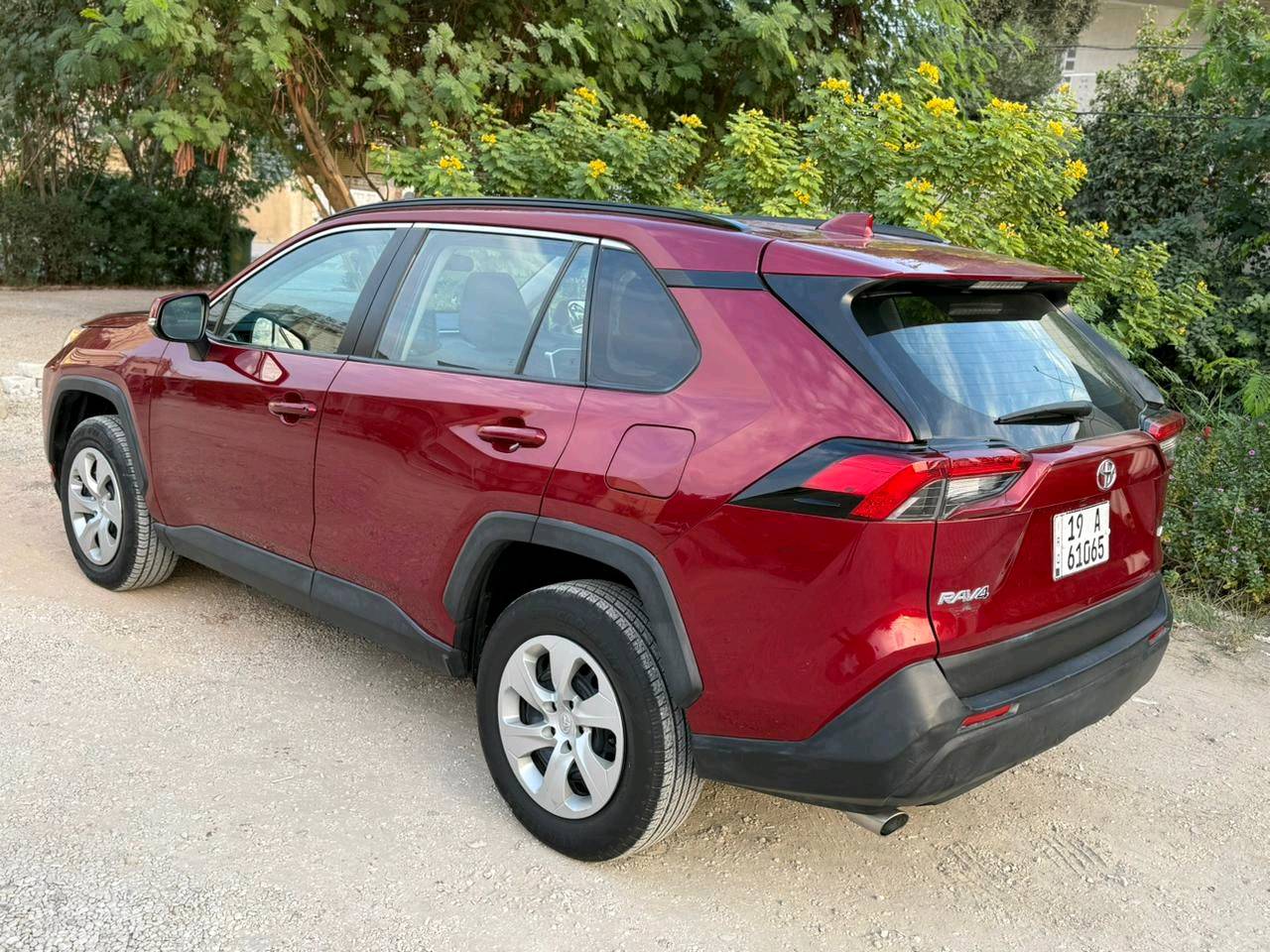 سيارة تويوتا راف فور LE موديل 2023 بلون أحمر غامق. بحالة ممتازة مع كفاءة قيادة عالية وراحة مثالية في الاستخدام اليومي. فحص شامل للسيارة ويبين عدم وجود أية أضرار هيكلية أو خدوش واضحة. مناسبة جداً للعائلات أو الأفراد الباحثين عن سيارة اقتصادية وعملية.