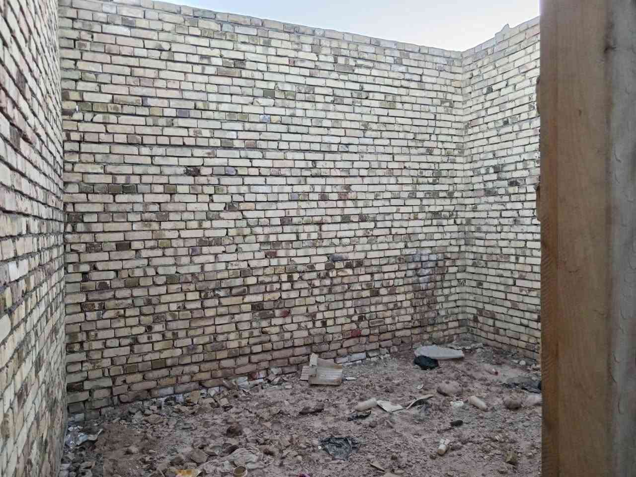 ياالله 
سلام عليكم 
هيكل البيع زراعي سند ٢٥
مساحه 100متر طولاني 
موضح بصور 
غرفه وصاله ومطبخ واستقبال 
صحيات داخليه وصحيات خارجيه 
الماجديه سيد جميل قرب شارع ٢٠
استفسار اتصل ***********
اخوكم ابو عراق....
