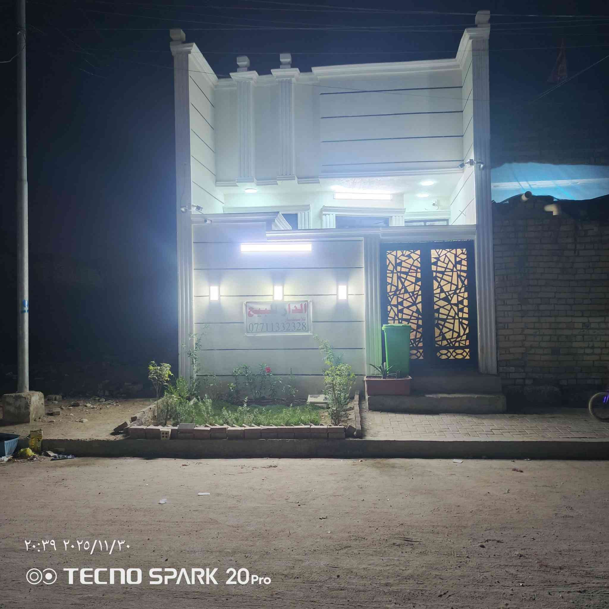 بيت للبيع مساحته  100متر بحي الكوفه ستفسار على الرقم ***********
