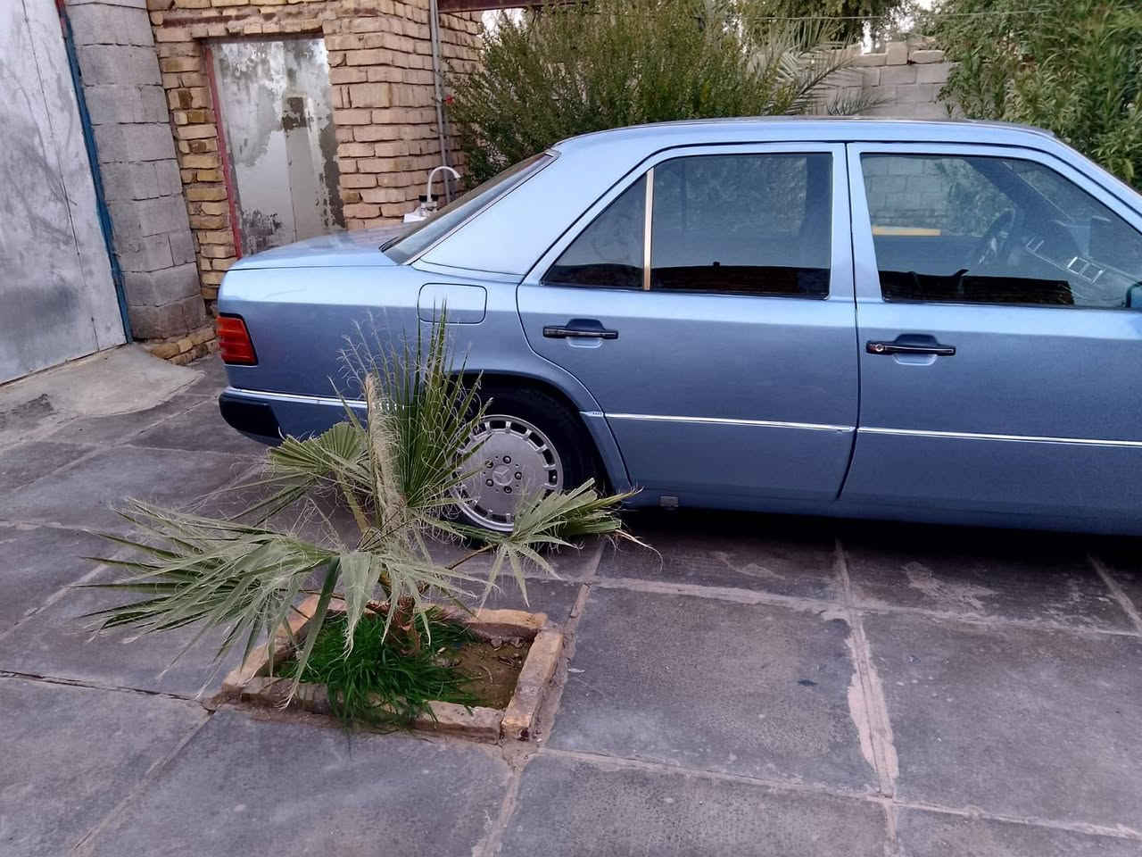 السلام عليكم سياره مارسدس دب للبيع موديل 1991 كير ومحرك بلادي السياره كفالة عامه ما عدا الصبغ الجماليه السياره أحله من الصوره تحويل ثاني يوم 
مكان السياره ميسان 
السعر 65 وبيها مجال 
للاستفسار ***********
