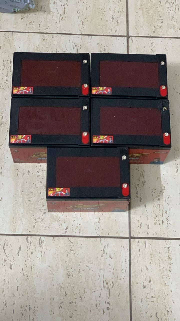 بطاريات مال شحن جديد غير مستخدم عدد 5 /16 امبير جديد وهذا احسن واحد بل سوك وهذا حاليا متوفر بل سوك 
سعره 115 بي مجال قليل 
وشرط تفحص كدامك 
وضمان عل تشغيل 
اي تواصل على هذا رقم ***********
