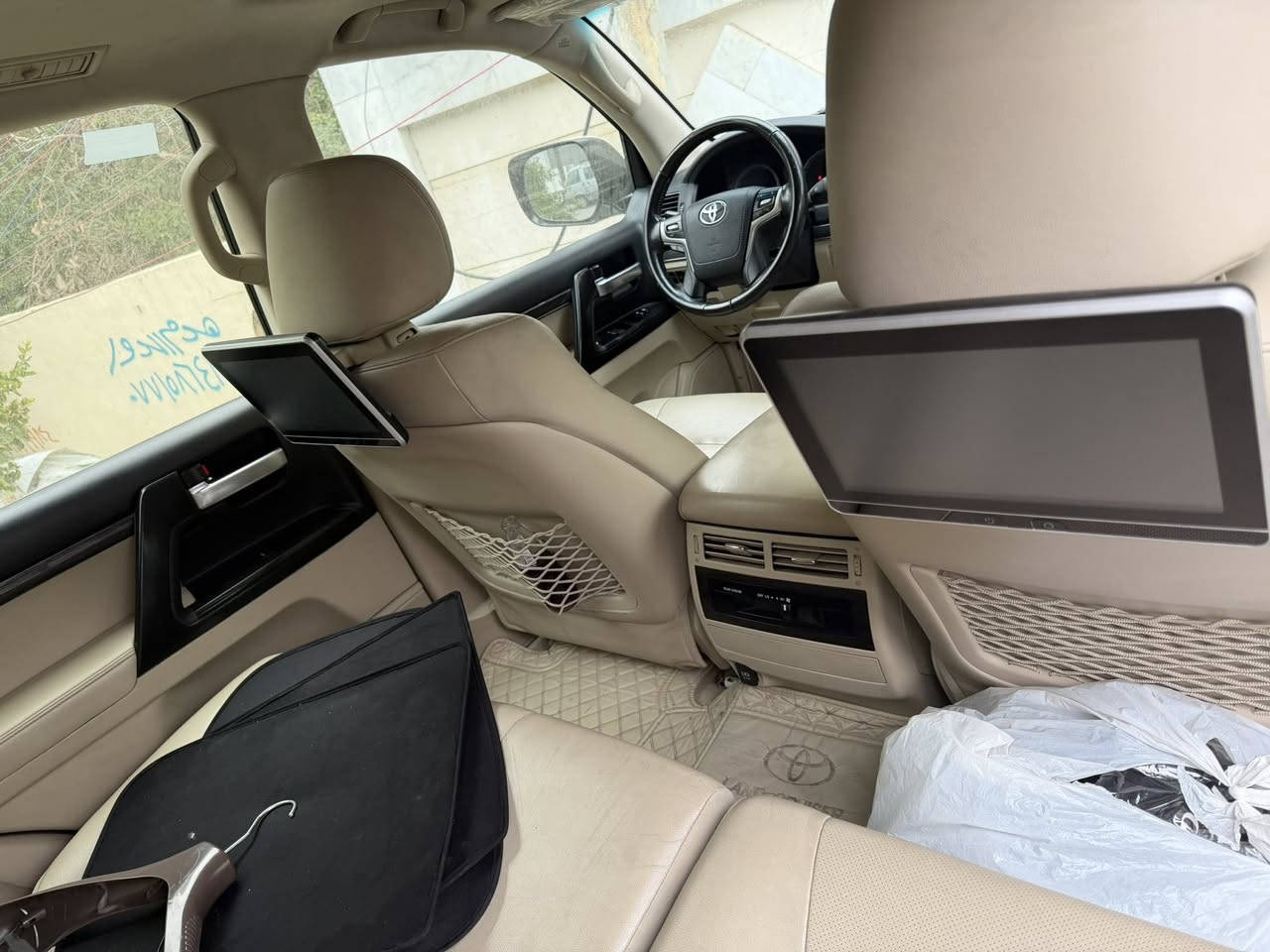 لاندكروز ساز للبيع 2020 ماشيه 82 الف بيها فقط شخط موجوده صورته  اتصال فقط ***********
