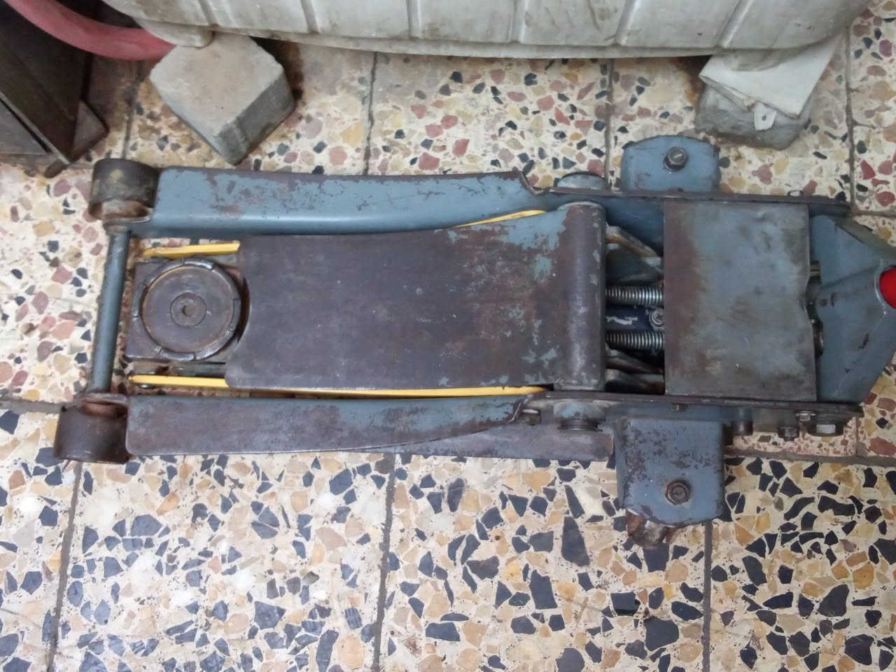 ⭕ يوجد توصيل لكافه المحافظات
جك عربانه تمساح  دبل بستم  نوع الثقيل جدا 5 طن القديم باب الاول شغال وعل الفحص خالي من اي نظوح ارتفاعه 51سم السعر 100الف 
***********
