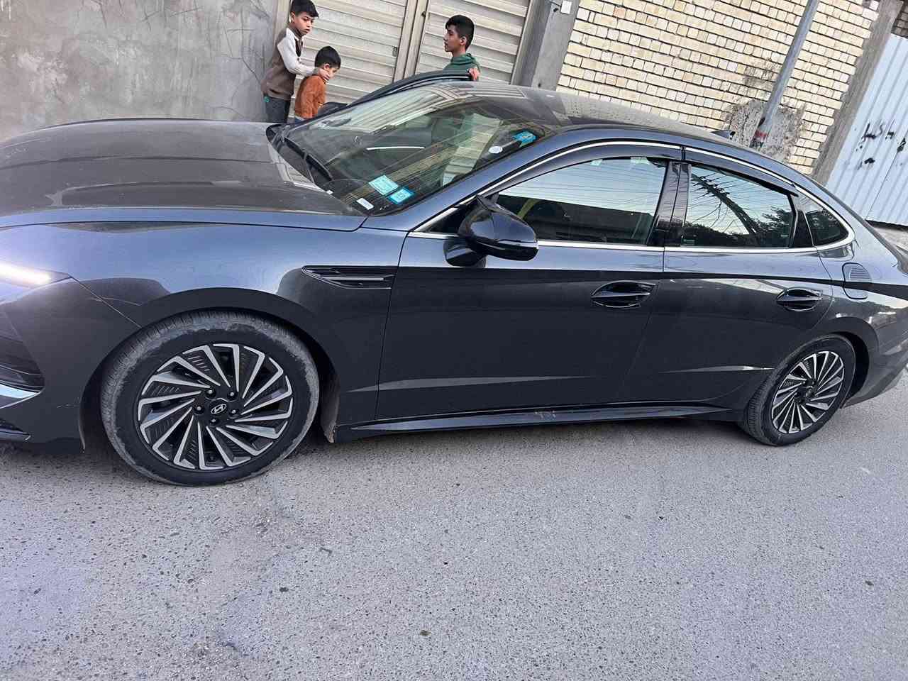 سلام عليكم للبيع سوناتا 2025هايبردامريكي 
رقم بغداد  ماشية 17 فول مواصفات ماعدا الفتحة حادثها جاملغ خلفي مثل ماموضح بالصور التحويل مباشر ثاني يوم بسمي 
السعر 195 وبيها مجال 
 العنوان بغداد العبيدي حي الرئاسة شارع 20 
للاستفسار الاتصال على الرقم ***********
