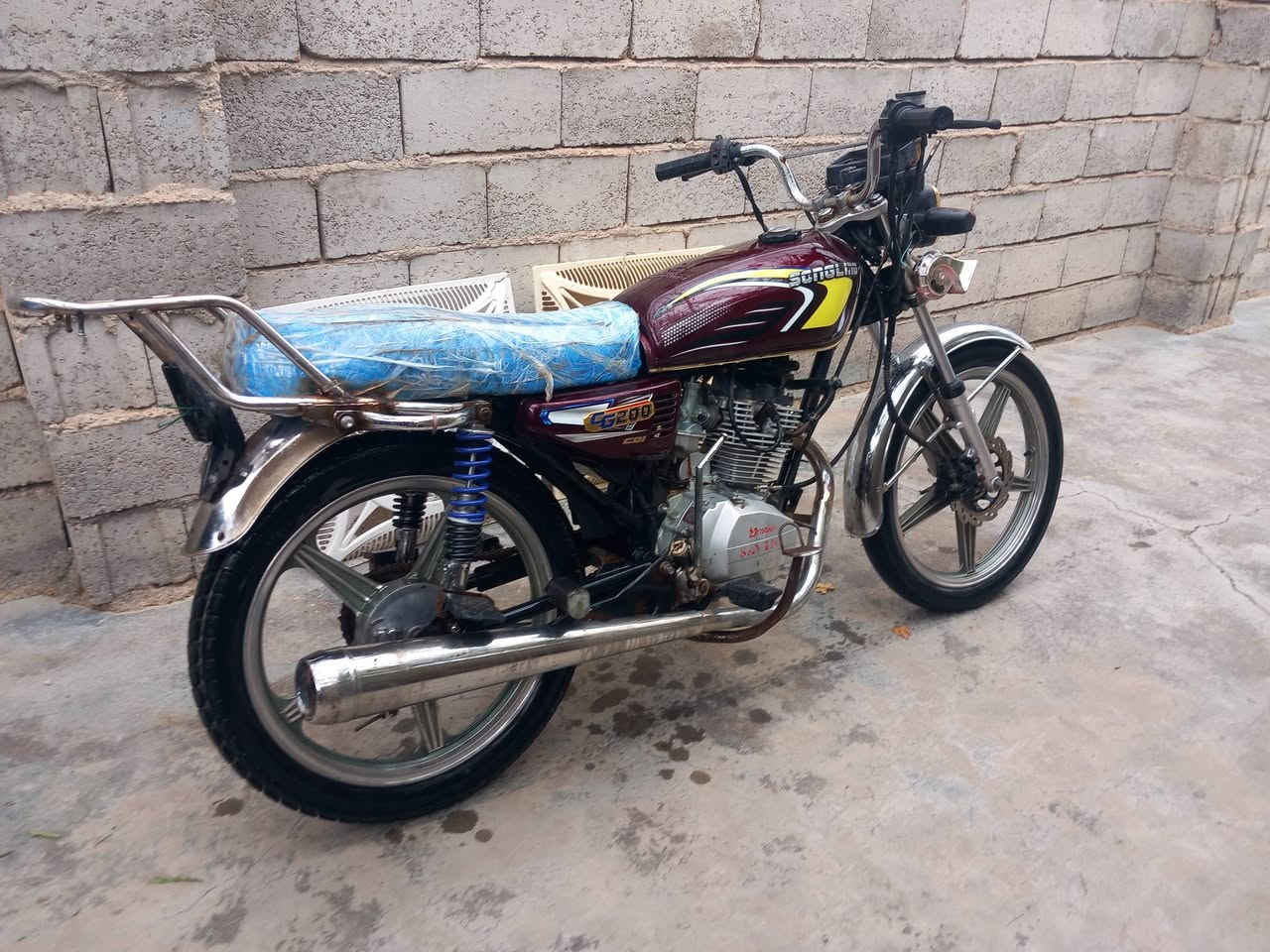 للبيع السعر 600 سيفان مكمرك 
سلام عليكم دراجه سيفان للبيع حجم المحرك 200.المحرك مامفتوح بعده بلادي و اوراقه كامله مكمرك  مكاني هيت اذا شراي اتصل ع الرقم ***********
