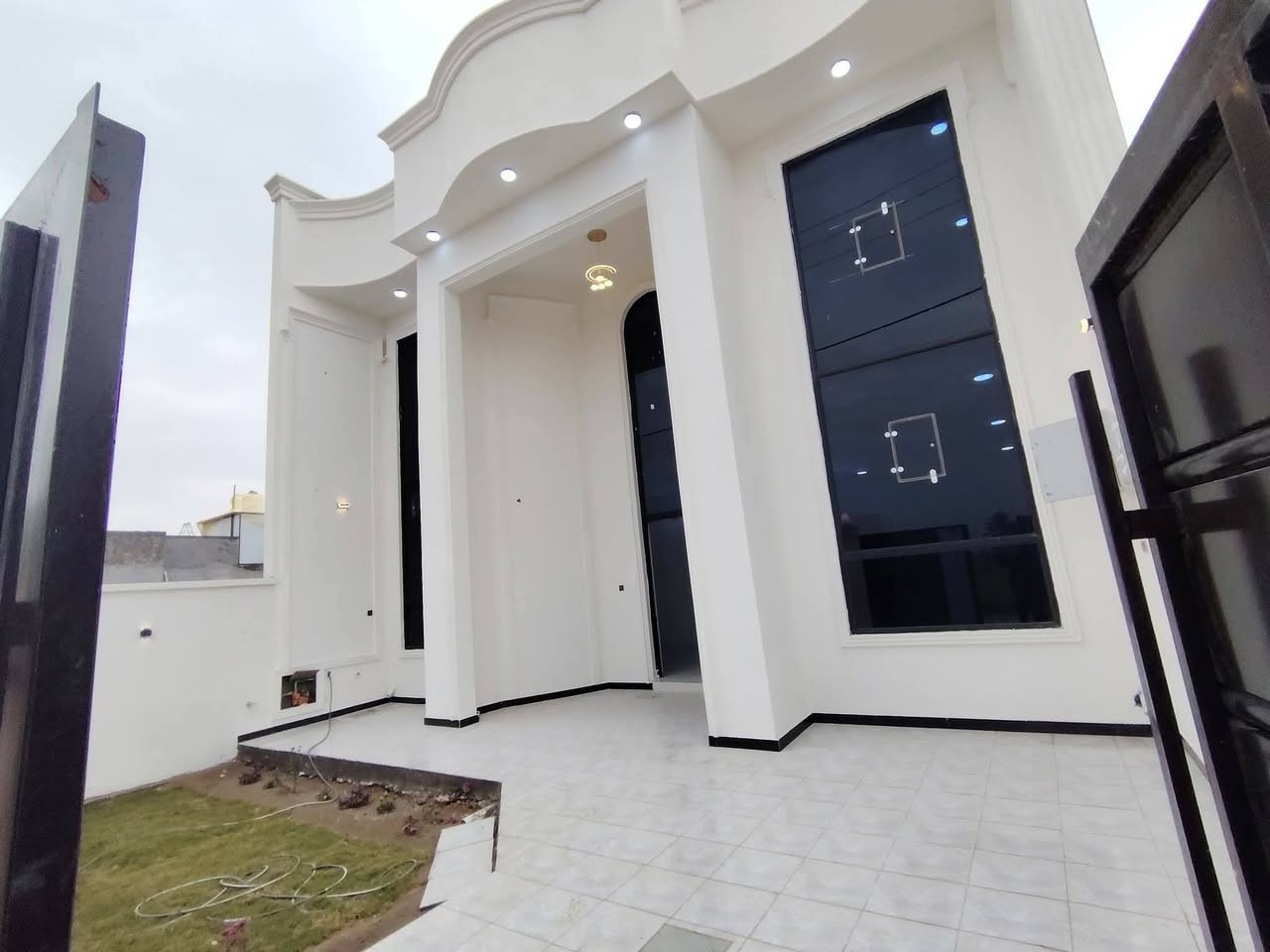 سلام عليكم بيت مساحه ٢٠٠م سند ٢٥ طابو زراعي تحويل باسم المشتري بناء درجه أولئ البيت تسليم مفاتيح مباشر تتوفر كامل الخدمات لاستفسار ***********
 المكان ورديه قرب مدرسه مالك الاشتر
