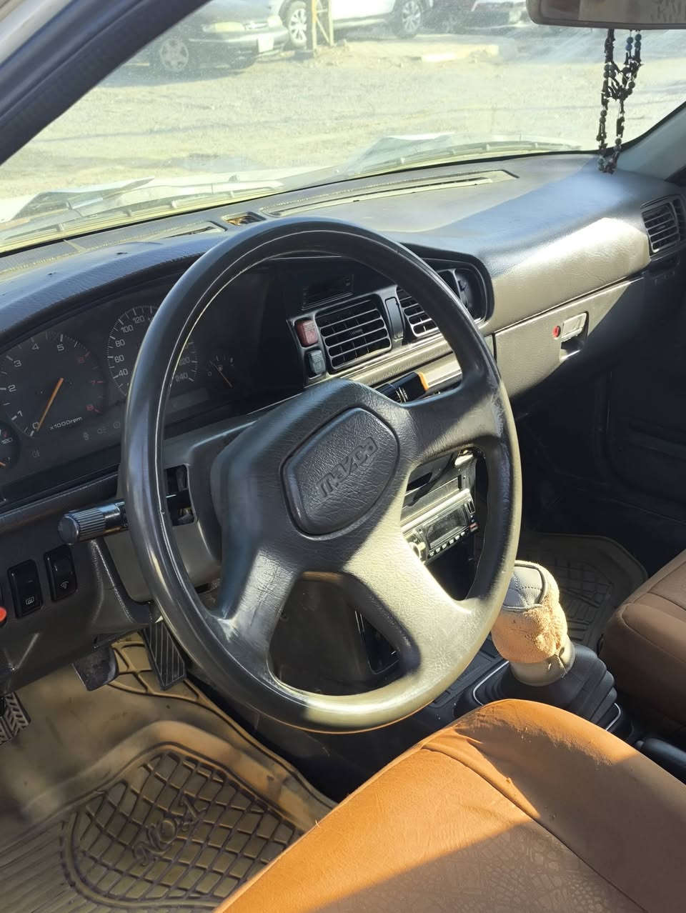 للبيع او المراوس
مازدة 1989 

بدون ضربه بدون اخياس 

صدر جديد 

تخم تاير 

رقم وسنويه جديد 

***********
