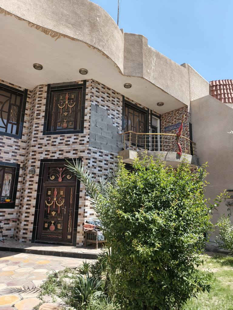السلام عليكم
دار للبيع بناء حديث 
يحتوي غرف عدد 2 في الطابق العلوي بالإضافة إلى صحيات 
وغرف عدد 1 في الطابق السفلي 
بالإضافة إلى الصالة الرئيسية والاستقبال 
حديقة وكراج سيارة 
المساحة 280 م 
العنوان حي الأسرى قرب مرقد سيد نور 
البيت طابو صرف 
للاستفسار الاتصال ع الرقم ‏‪***********‬‏ الصويرة, واسط
