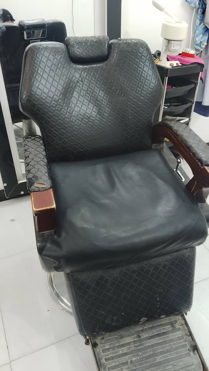 كراسي حلاقه للبيع نضيفات ابيعهم بيعه وحده عنوان واسط النعمانية ***********
