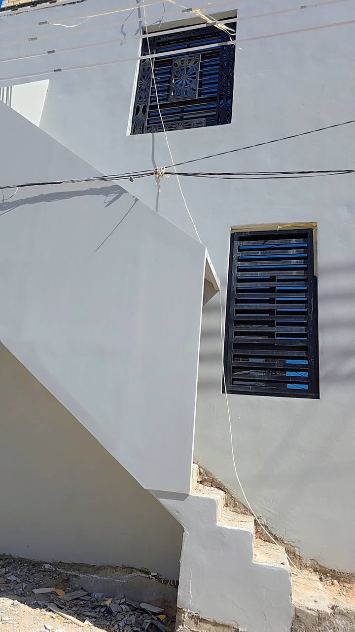 للايجار شقة 50متر في حي الجامعه مقابل مدرسة الرفاه الابتدائية
المكان :النجف الاشرف
حي : الجامعة - مقابل مدرسة الرفاه الابتدائية ركن 
رقم التواصل صاحب العقار: ***********
المحتويات: صالة تتضمن مطبخ وصحيات وغرفة 
طابق ثاني
البناء جديد غير مسكون مسبقاً
سعر الايجار 275 الف شامل الكهرباء والماء 
كامل الخدمات موجوده انترنيت وطني 
قريبه جدا ع قصر الثقافه 
خلف موقع المرور
