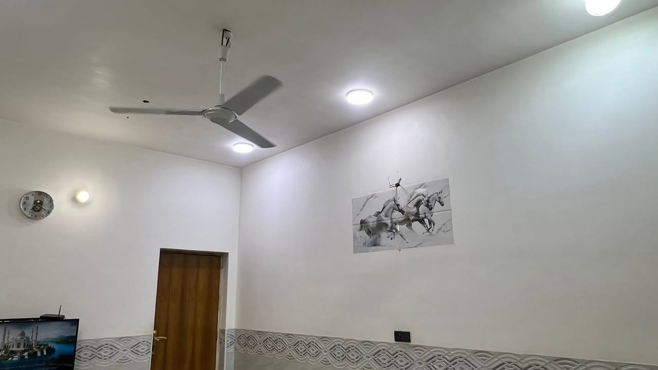 السلام عليكم
بيت للبيع مساحه 400 متر 
بناء 240 متر + قطعة 160 متر حديقة
يحتوي البيت على غرفتين
صالة داخليه وصالة ضيوف 
مطبخ. استقبال 
صحيات داخليه وخارجيه 
بيتونه 8*4

#مجمع صلاح قبل البيت الاحمر مقابيل المستشفى للاستفسار الاتصال على الرقم او مراسلة الحساب

***********
