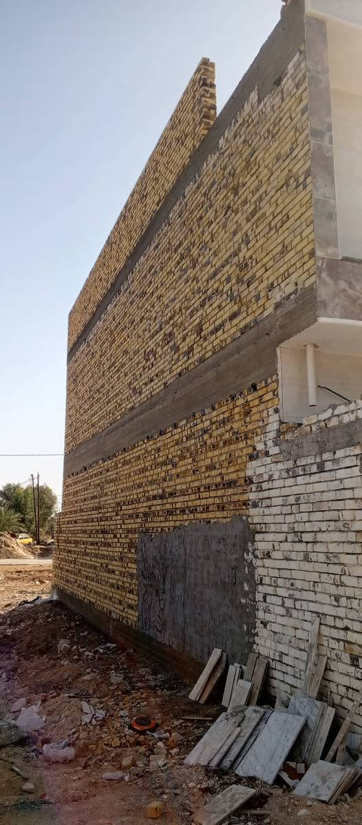 السلام عليكم
دار للبيع المساحه 150 طابو زراعي سند 25 طابقين 
يحتوي البيت على 3غرف نوم واستقبال ومطبخ وصحيات في الطابق الاول والثاني 
واجهيه البيت مرمر 
درجه اولى الخدمات ماء وكهرباء 
وروضة ومدرسة العنوان قرب تقاطع العلوية شريفه (ع) للاستفسار اكثر اتصل على الرقم *********** غير متواجد على الفيس
