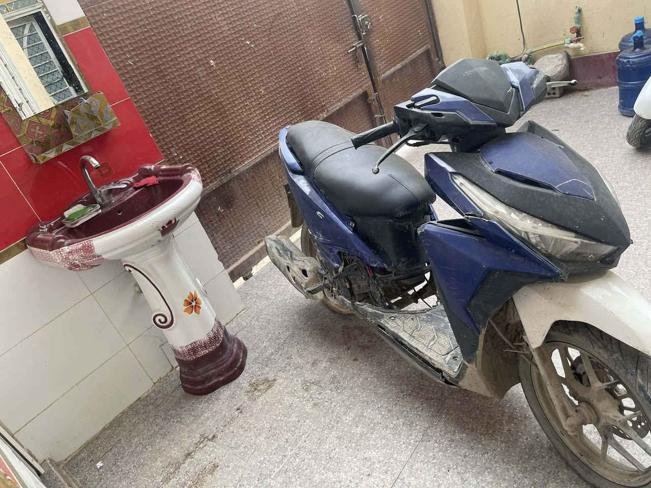 سلام عليكم دراجه البيع طافيه ماتشتغل وكايمه ابيع كوم حديد سعرهه 150  بيهه مجال مكاني  ***********
