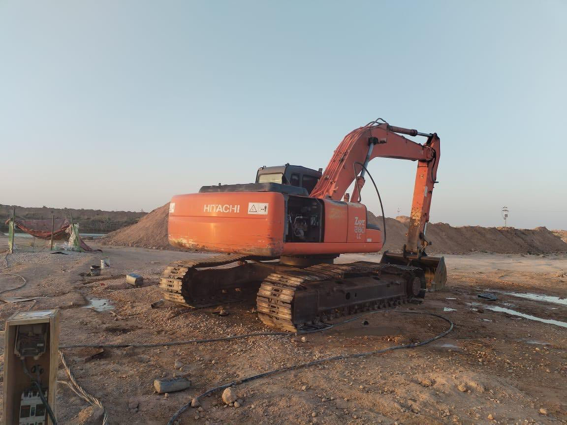 السلام عليكم حفاره هيتاشي حجم 280 موديل 2005 محرك مضخة بلادي الحفاره رقم واسط السعر265 ورقه وبيها مجال بسيط 
رقم الهاتف: ‭0781 693 2724‬
