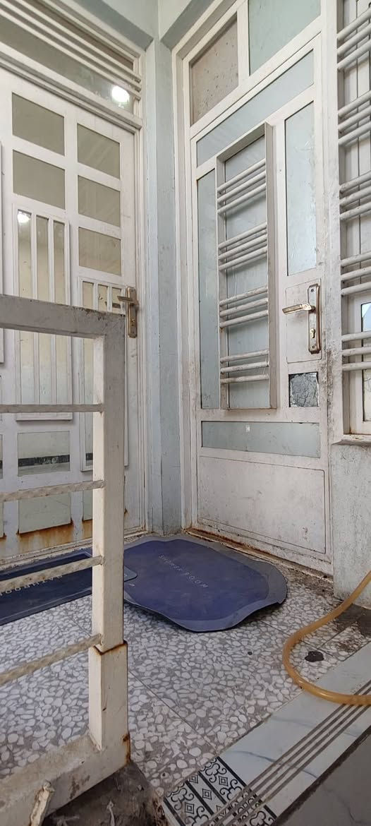 طابق اول تحتوي

غرفتين نوم وصاله ومطبخ وهول وحمام ومنور وبالكونات اماميه وخلفيه
المساحة 110 متر مربع
تحتوي على سخان وماطور ماء و واير كهرباء سحب واصل للشقه 

بناء 2023 شقه نظيفه مثل ماموضح بالصور 

السعر 550  الف

للاستفسار الاتصال على الارقام

***********

***********

ابو احمد
