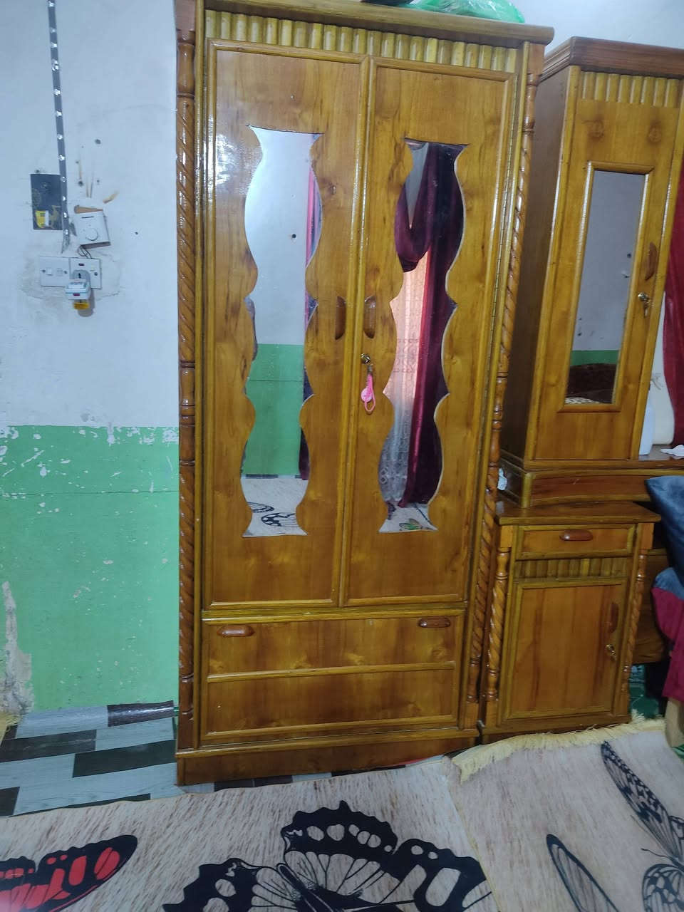 غرفه للبيع تسكام عراقي سعره مليون وميه
هذا رقمي ***********
