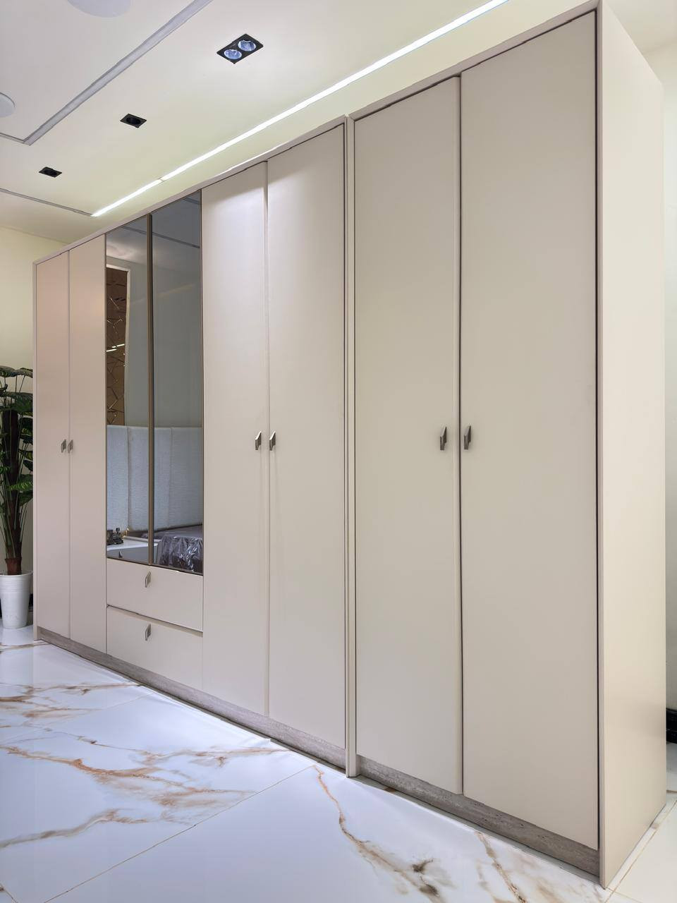 *أجمل موديلات المودرن في السوق*

*موديل        موستنك        بشكله الجديد*

*10 قطع             كنتور ملحق 330*

❇️ قياسات ضخمه 
❇️ ميز تواليت عملاق
❇️ اللون الجديد المتميز 
❇️ السرير والشازلونه مخزن
⭕️ زجاج برونزي مطلي   و   *مطّرش*

❇️ إناره بالكومديات   *LID* ✨✨✨

❇️ المصنع الأصلي 
❇️ برغي وجوي حديد    🔩🛠️

💰 *السكه ثلاثيه المراحل*

💰*أطراف الغرفه كلها 📐 45*

☄️ *قماش خاولي*

☄️ يدات حديد

🆘  *أرضيات وخلفيات بلوك بالكامل*

العنوان/ديالى الخالص ناحية هبهب 
رقم الهاتف/***********
يوجد لدينا خدمة توصيل كافة محافظات العراق
