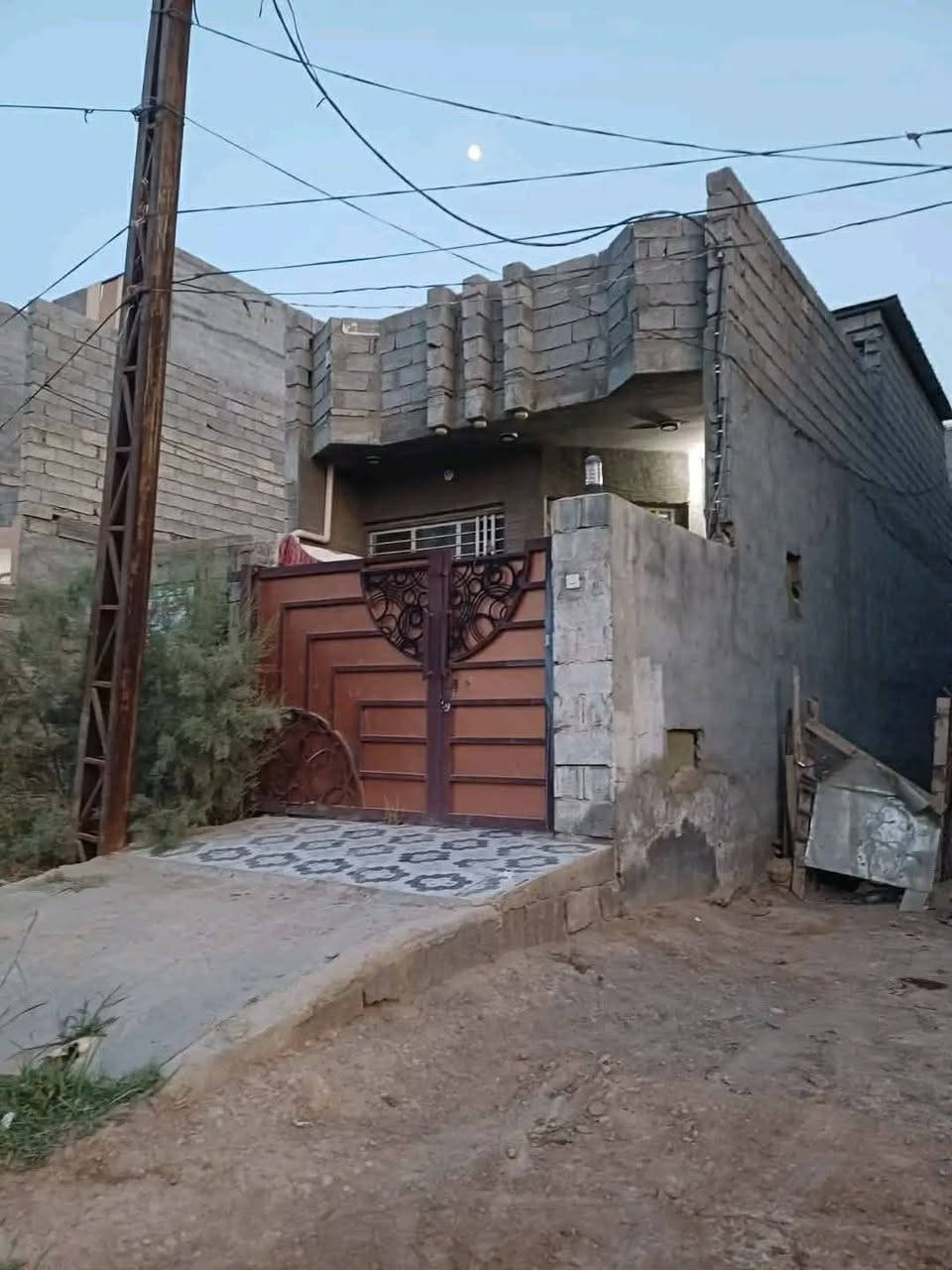 دار للبيع المساحه ١٠٠م شارع ١٥م قرب الصيدليه الكاطون الرازي خلف المشروع قرب من الجسر الجديد قاط واحد ماجرة حاليا حديث السعر ٦٥ الاتصال على الرقم ***********
