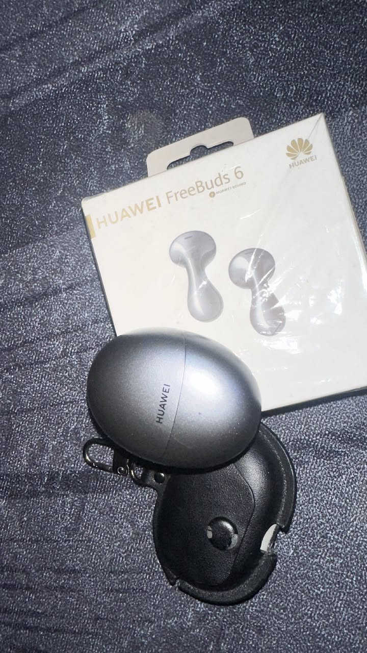 السلام عليكم سماعة هواوي Free Buds 6 
جديدة مامستعملة هواي صارلة شهر وبعدها بلظمان سماعة مواصفاتهة معروفة وجديدة وياهة حافظة هدية وكارتونهة وغراضهة كاملة موجودة ***********
