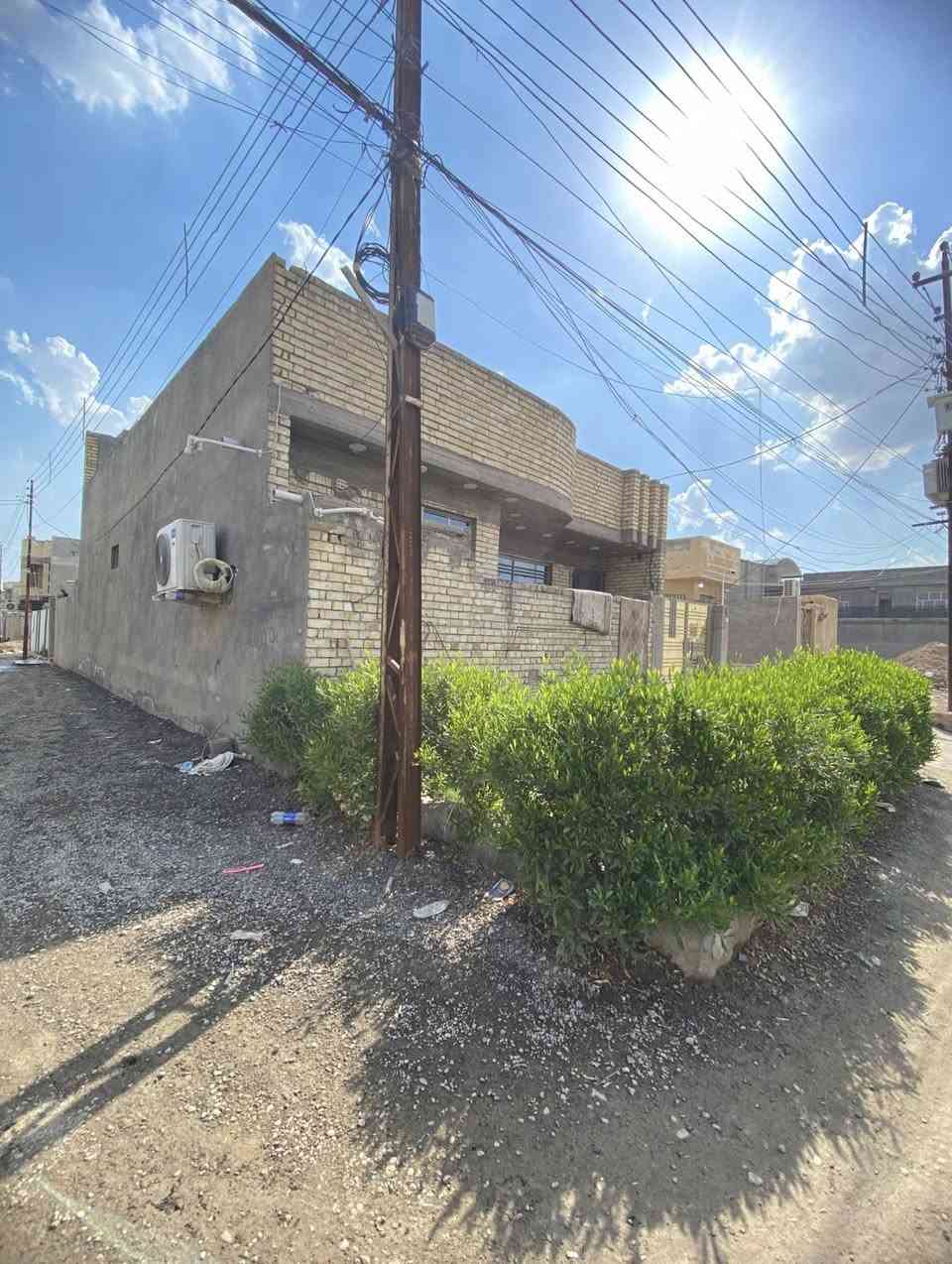 السلام عليكم
🏠بيت للبيع طابو زراعي سند 25     

📏 المساحة: 140متر. # ملاحظة  البيت ركن الشارع عريض
يتكون من صالة كبيرة و استقبال و مطبخ و 2 غرف نوم و بيتونه و ترك يصير مطبخ حار و حمام و مرافق خارجية  

مواصفات البيت:

✅ واجهة 10 ونزال 14

✅ 2 غرف نوم 🛌 

✅ صالة 🛋️

✅ مطبخ 🍽️

✅ صحيات 🚿

✅استقبال 

✅️  ترك يصلح مطبخ حار

✅️ حديقة                                   

✅️كراج

خدمات ماء خطين كهرباء تبليط  

الموقع بغداد جسر ديالى الجديد

السايد الواحد منطقه الكرغوالية 

مجاور حمام الامراء مقابيل الحمداني

  يبعد عن الشارع  العام اقل 75م 

الاستفسار  الاتصال  ***********

يتوفر واتساب
