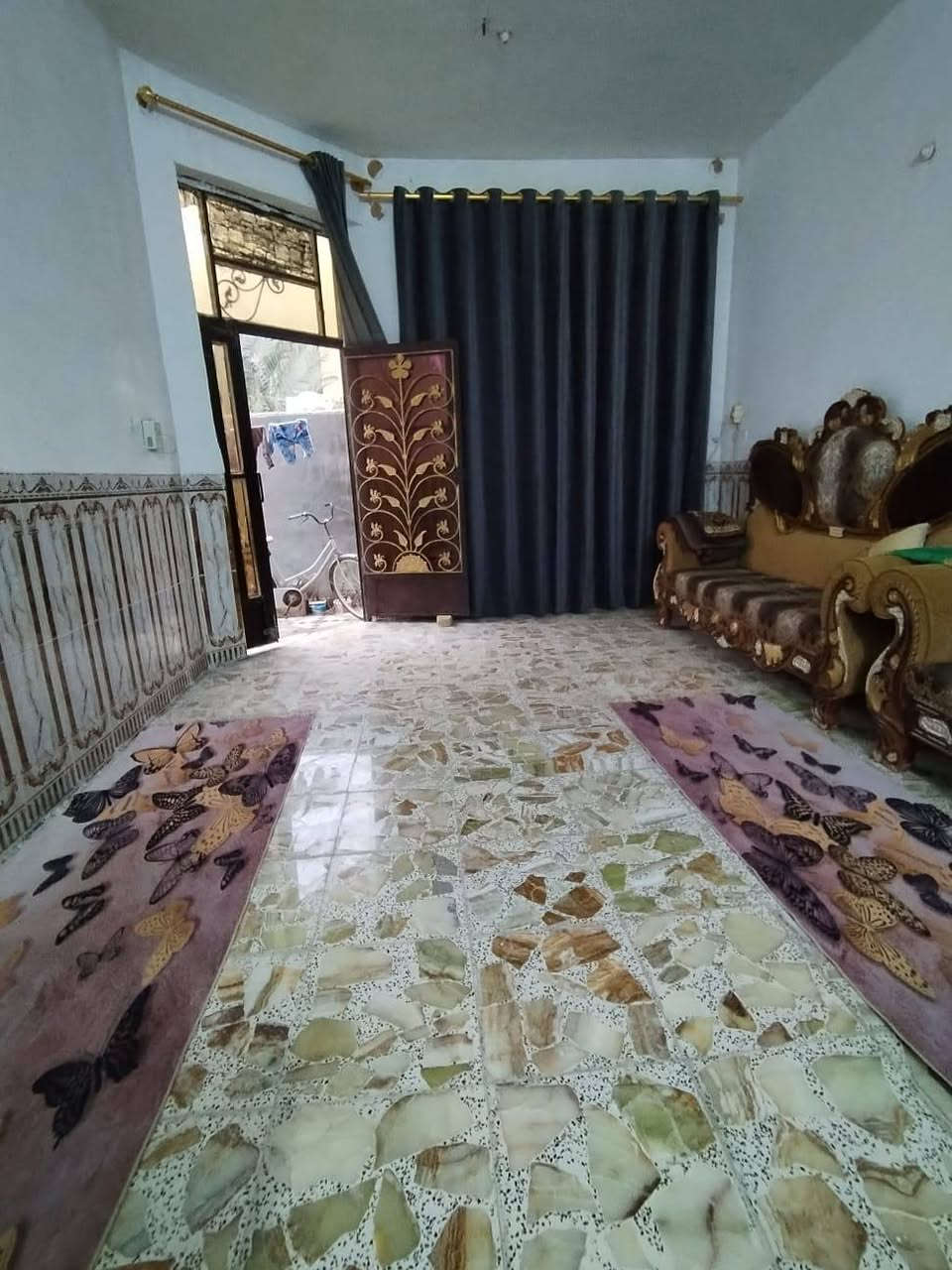 السلام عليكم مشتمل للبيع حي كريم طابو صرف مساحه ١٥٠ متر بناء حديث كامل عل آخر حبايه كافة الخدمات موجوده السعر اللاستفسار اتصال *********** *********** مراجعه مكتب النوارس شارع مستشفى
