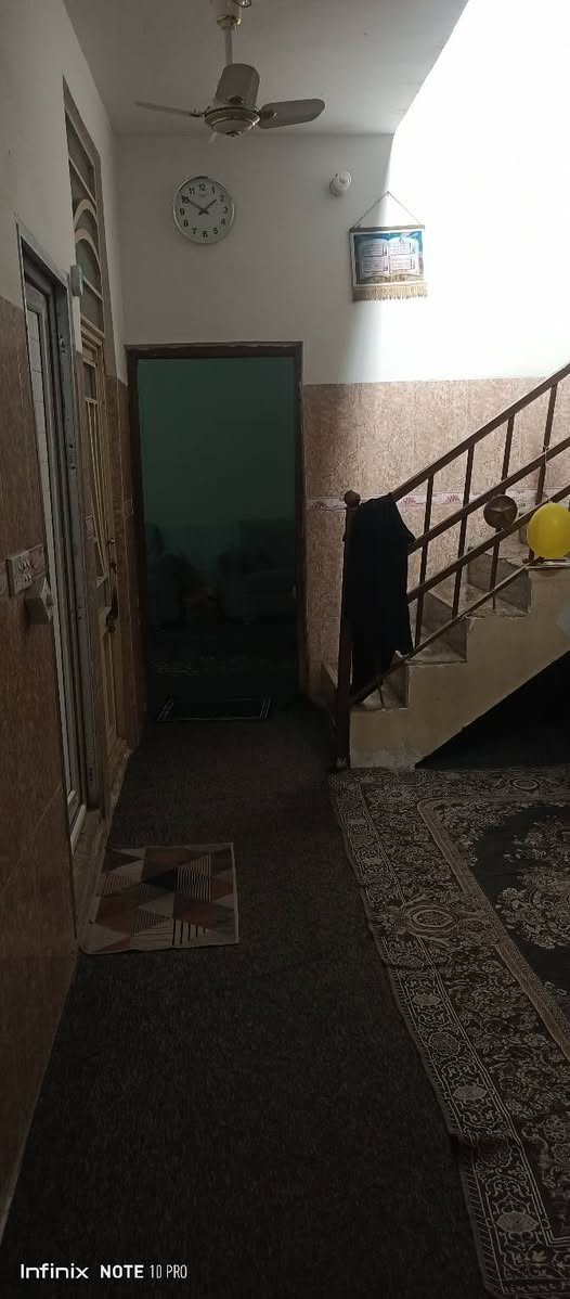 بيت طابقين يحتوي على 4غرف نوم  ومطبخ وصالة عدد2 واستقبال بناء طابوك مسلح السعر120 وبية مجال الاتصال ***********
