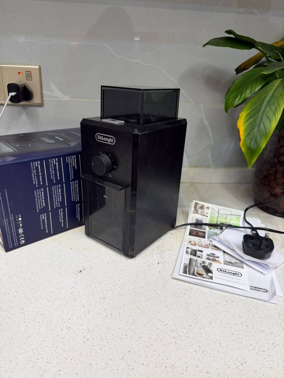 مكينة قهوة دي لونغي مع بورتفلتر احترافي مكشوف وطاحونة دي لونغي معدلة للاسبريسو للبيع بسعر 225 الف 
مكاني البصرة
*********** حسن الموسوي
