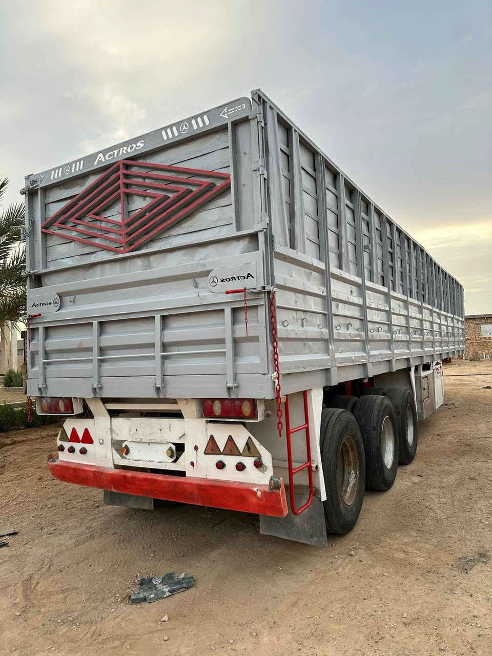 عربانه للبيع الطول 12و75 شاصي نظيف دناكير 14صيني مربع ارتفاع مترين الكاعيه جكر بليت شغل الفلوجه كهربأء هوه كلش كامله تربط وتطلع بس نقص الثلاجه السعر86 موجوده برمادي بناحه الوفاء***********
