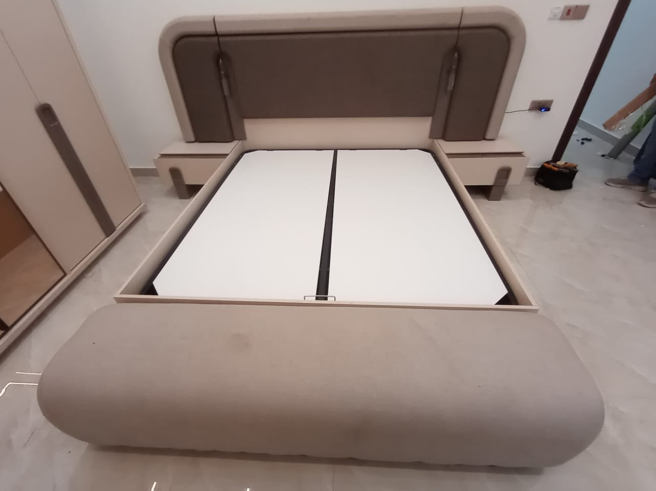 سلام عليكم غرفه تركيه  مودرن ما مستعمله ابد بس شديناها و فتحناها للبيع 8 قطع فول هيدروليك الغرفه كلها و صبغ حراراي للأستفرار خاص او اتصال ***********
